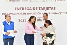 Tere Jiménez entrega beca "Rita Cetina"