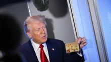 Trump presenta la imagen de "Gold Card"
