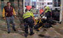 La mamá empujaba el carrito y al pasar por encima de una piedra se le fue de costado justo a dónde se encontraba el menor
