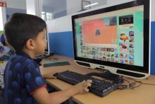 Niño en computadora