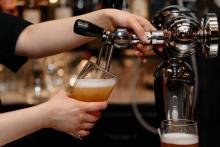 Hay más de 400 tipos de cerveza artesanal, mientras que la cerveza industrial solo ofrece cerveza clara y oscura