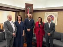Tere Jiménez con funcionarios