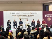 Entrega federación becas a universitarios y busca extenderlas hasta nivel preescolar