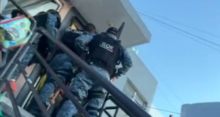 Policías municipales golpeando a una familia