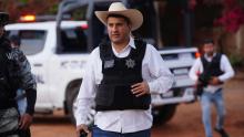 Octavo escolta del alcalde Carlos Manzo está prófugo, señala gobernador