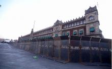 Sheinbaum justifica vallas en Palacio Nacional por marchas