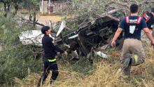 Trailero es rescatado con vida tras una aparatosa volcadura en Pabellón de Arteaga