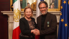 Gael García Bernal recibe la Orden de las Artes y las Letras de Francia