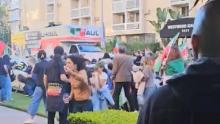 Camión embiste a grupo de manifestantes en Los Ángeles