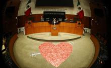 Senado instala corazón de preservativos para promover la salud sexual
