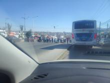 Vecinos de Cumbres II bloquean Tercer Anillo por falta de agua 