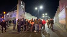 Decenas de conductores YoVoy de manifiestan por lo que acusan como malas condiciones laborales