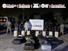 Marina asegura barco con 650 kilos de cocaína y detiene a seis sujetos en Michoacán