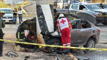 El motor terminó en el asiento trasero del auto y comenzó un incendio que hizo más espantosa la escena