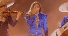 Karol G rinde tributo a México en Coachella y habla de los inmigrantes 