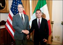 Secretarios Édgar Amador y Scott Bessent
