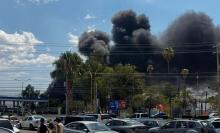 El fuego consumió recipientes con grasa animal, pasto seco y provocó daños en bardas perimetrales