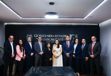 Tere Jiménez con directivos de AUMOVIO