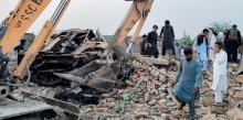 Ataque suicida con coche bomba deja 15 policías muertos en Pakistán 