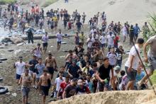 Miles de jóvenes migrantes cruzan la frontera entre España y Marruecos; países acuerdan devolución inmediata