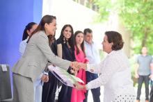 Tere Jiménez entrega vehículos a ganadores en festejos del Día del Maestro 2026