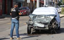 Iba echando carreritas con otro conductor y al cambiarse de carril se encontró con un auto a baja velocidad y sucedió el impacto