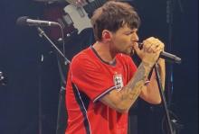 Louis Tomlinson proyectó el partido de Inglaterra vs. México durante concierto