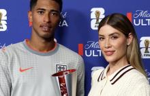 Michelle Salas entrega trofeo a Jude Bellingham del equipo de Inglaterra 