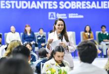 Tere Jiménez reconoce a estudiantes de Aguascalientes sobresalientes