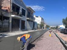 Leo Montañez supervisa avance en pavimentación de calle en Pintores Mexicanos