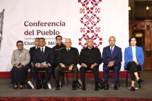 Funcionarios en conferencia matutina 