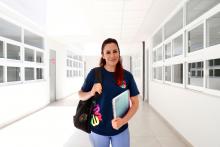 La Universidad Intercultural para la Igualdad (UNITI) mantiene abierta su convocatoria de admisión 2026 con un modelo pensado para que más personas puedan continuar sus estudios sin dejar de lado el cuidado de sus familias. La UNITI es la única universidad en Aguascalientes que cuenta con guardería para niñas y niños, estancia para adultos mayores, comedor y lavandería comunitaria, servicios que facilitan que madres, padres y personas responsables del cuidado de sus familias puedan estudiar y prepararse pro