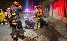 El incendio comenzó durante la madrugada en una vivienda de la calle Jesús Terán; al ingresar, los bomberos encontraron a un hombre dentro de una de las habitaciones y lograron sacarlo con vida