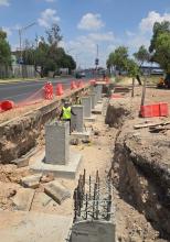 Nuevo puente peatonal en Segundo Anillo poniente ya va casi a la mitad