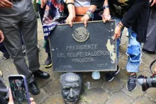 Electricistas decapitan estatua de Felipe Calderón