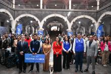 Tere Jiménez y Fundación Telmex entregan becas, equipos y apoyos a estudiantes y adultos mayores